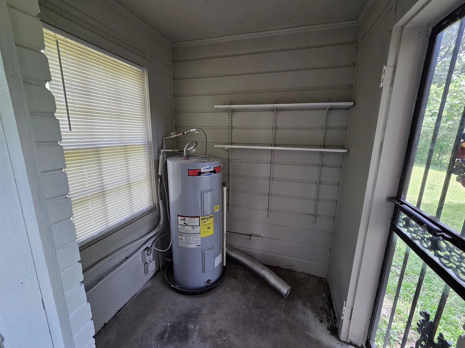 3 bed, 1.0 bath, 1002 sqft, $995 — Photo 3
