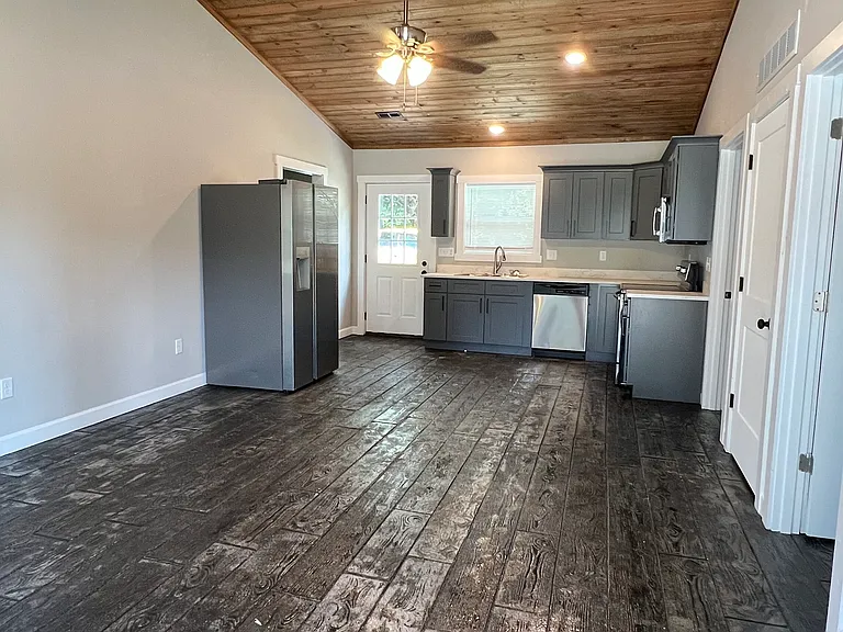 511 Hawkins St #B — Photo 2