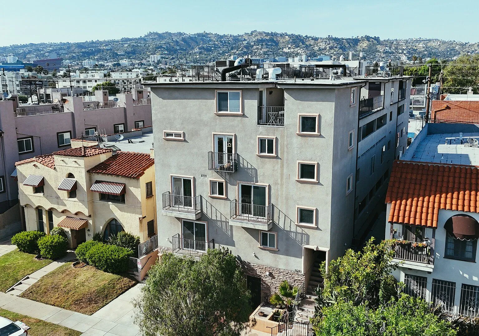 Walkable Beverly Grove Townhomes — Photo 1