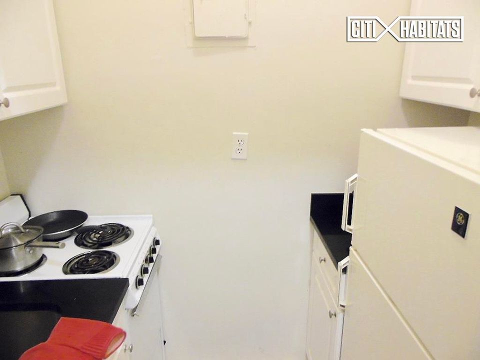 2nd image of 208 W 23rd St APT 1119