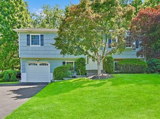 10 Amory Dr, Valley Cottage, NY 10989