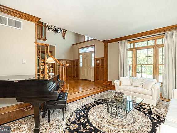 5th image of 105 Saint Andrews Pl