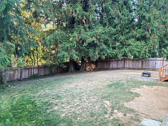 Fully fenced spacious back yard>