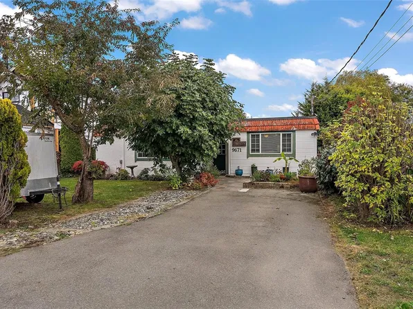9671 6th St, Sidney, BC V8L 2W4