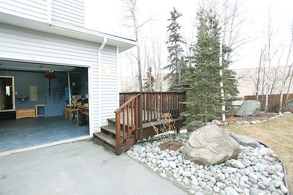 2 car garage w/workbench, private deck/entrance