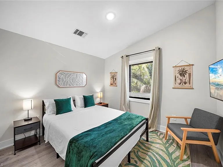 3260 Woodside Ave — Photo 16