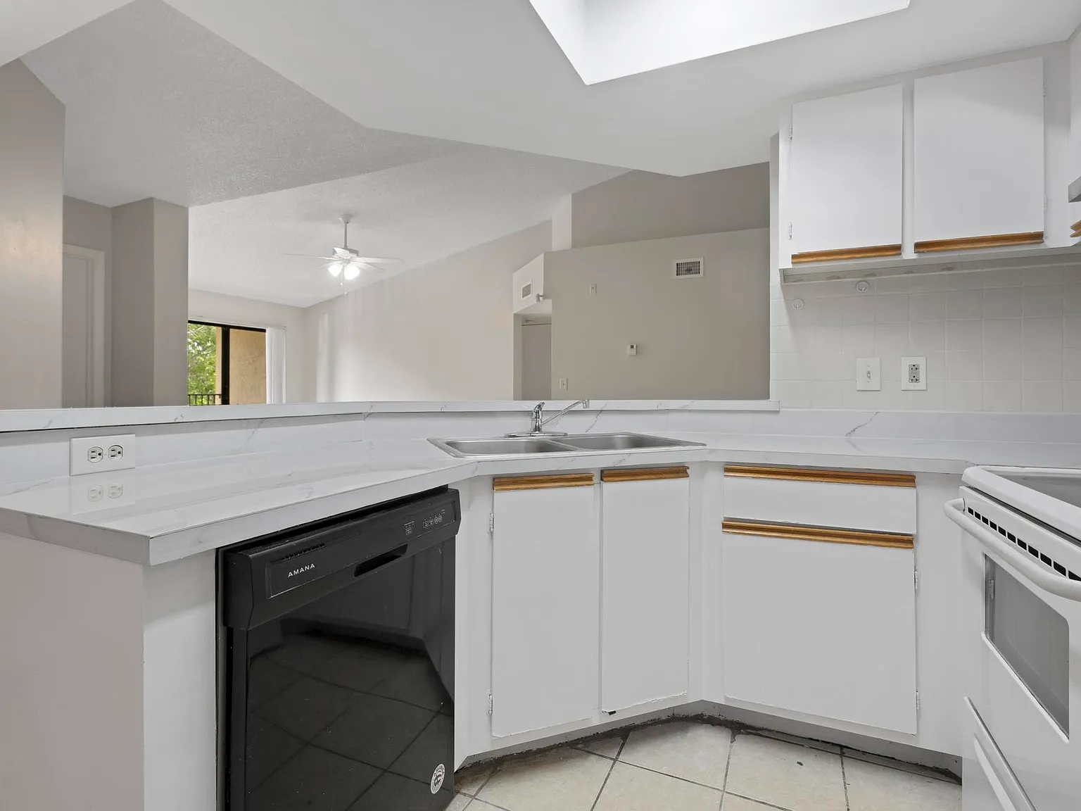 3 bed, 2.0 bath, 1263 sqft, $2,395 — Photo 4