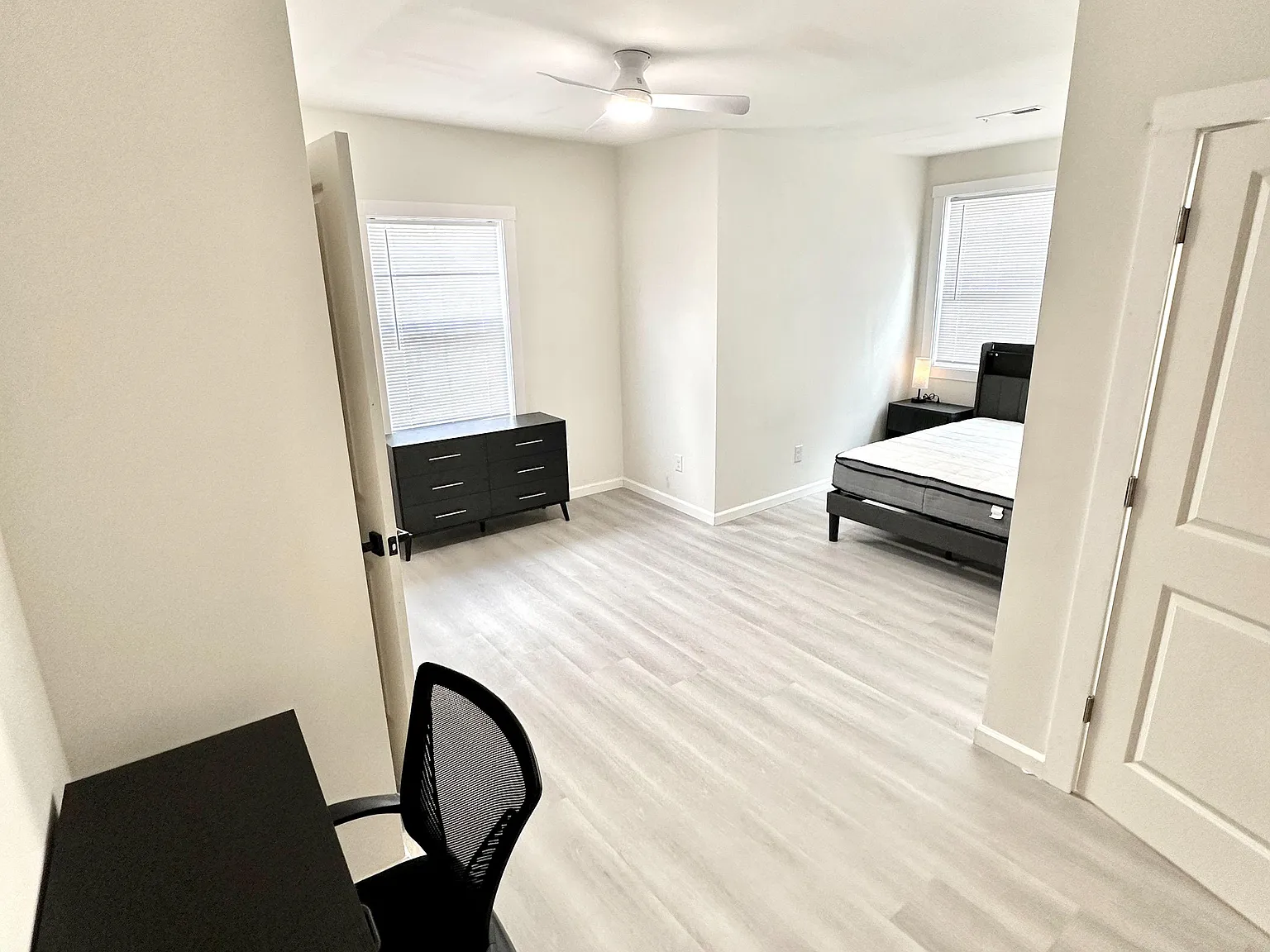 4 bed, 2.0 bath, 2700 sqft, $910 — Photo 1
