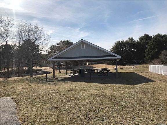 4th image of 112 Village Cir W