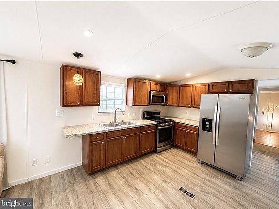 5th image of 352 Westwood Dr