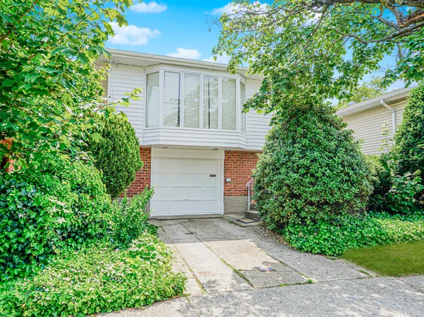 461 Mayfair Drive South image 1 of 26