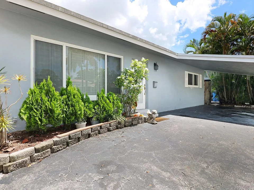 1435 NE 39th St