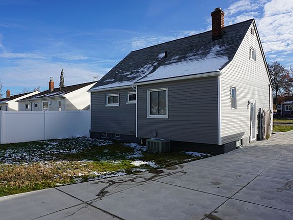 3rd image of 15710 Harrison Dr