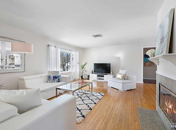 3rd image of 774 Tiffany Ave