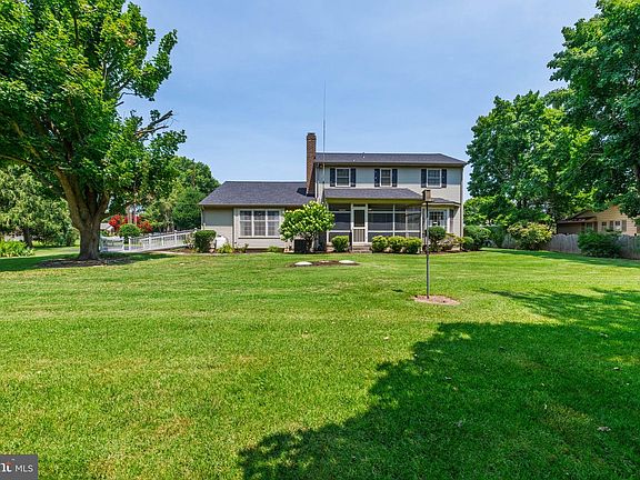 3rd image of 802 W Lane Cir