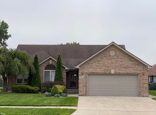 36680 Maple Leaf Dr, New Baltimore, MI