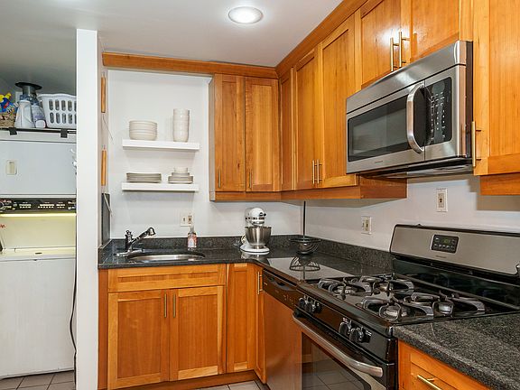 4th image of 6834 N Lakewood Ave #1