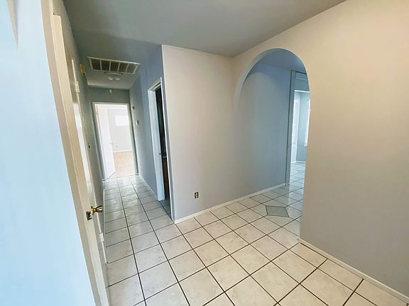 3rd image of 704 Sutherland Dr