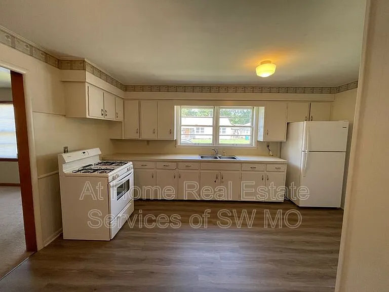 302 W Whiteside St — Photo 3