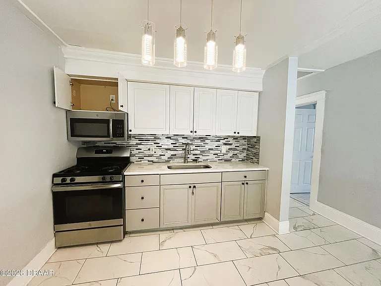 318 Hobart Ave — Photo 17