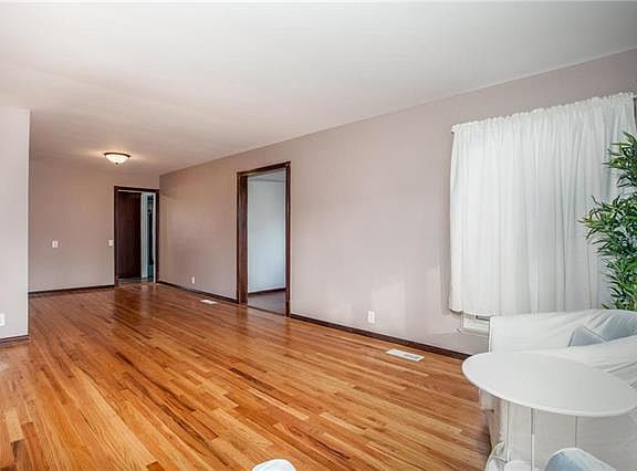 4th image of 1475 Balmoral Dr