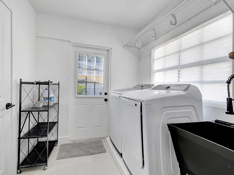 Full-size washer/dryer.