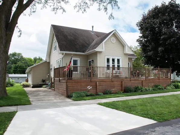 1127 Parriott St, Aplington, IA 50604
