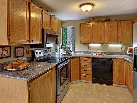 5th image of 1022 215th Ave NE
