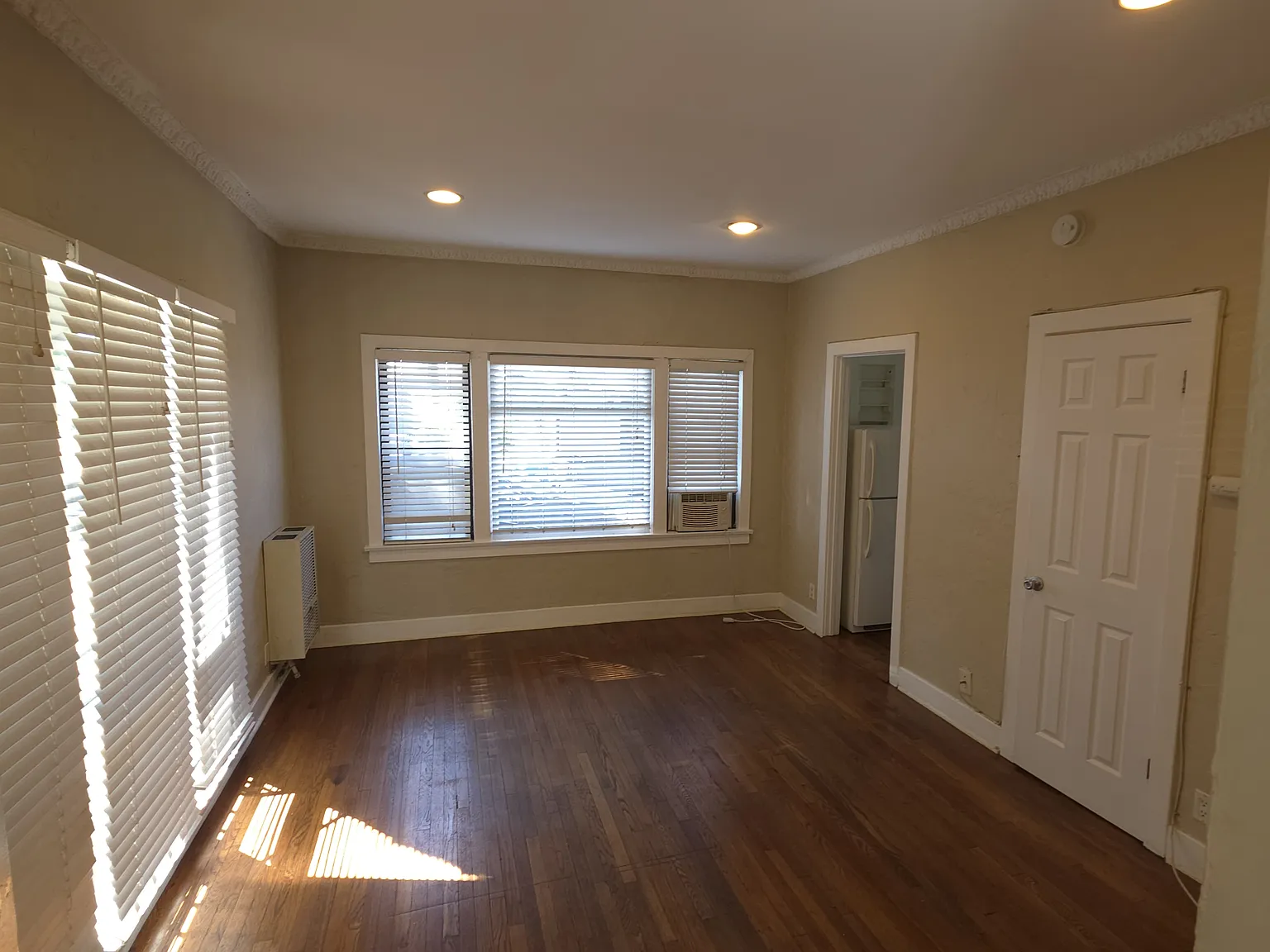 1221 E 6th St — Photo 1