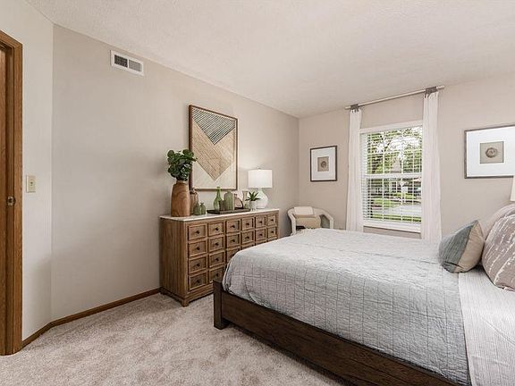 3rd image of 954 Lake Run Cir