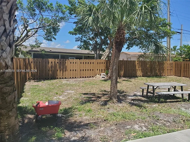 831 SW 14th Ct — Photo 12