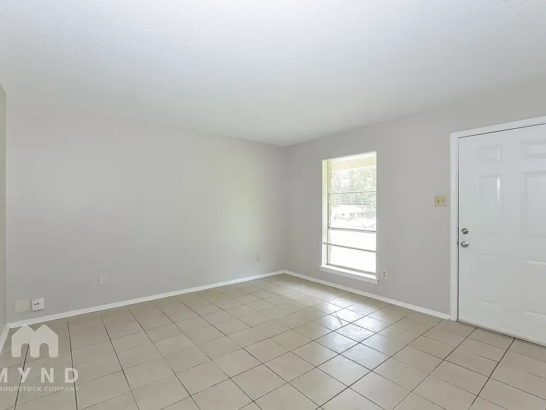 6875 Embassy Cir — Photo 12