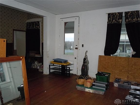 5th image of 417 N Commerce St