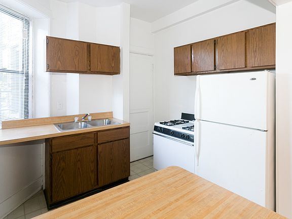 2nd image of 438 W Belden Ave APT 11