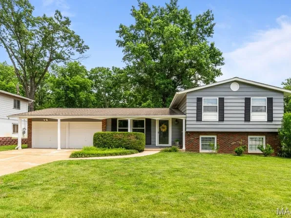 520 Spring Meadows Dr, Ballwin, MO 63011