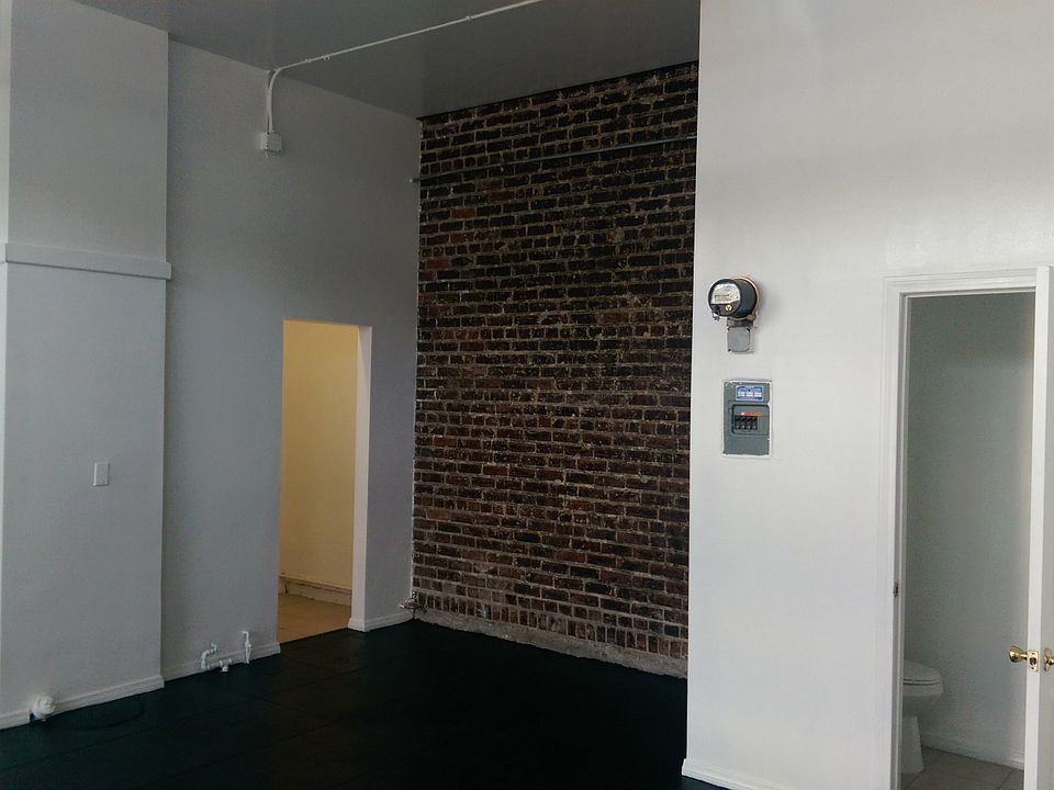 2nd image of 3033 S Flower St