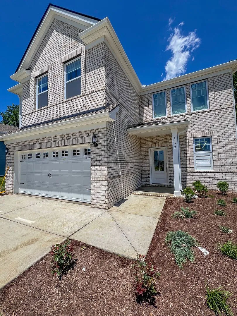 Gorgeous Home in Ross Farms with a Pool, Fitness Center and More! — Photo 2