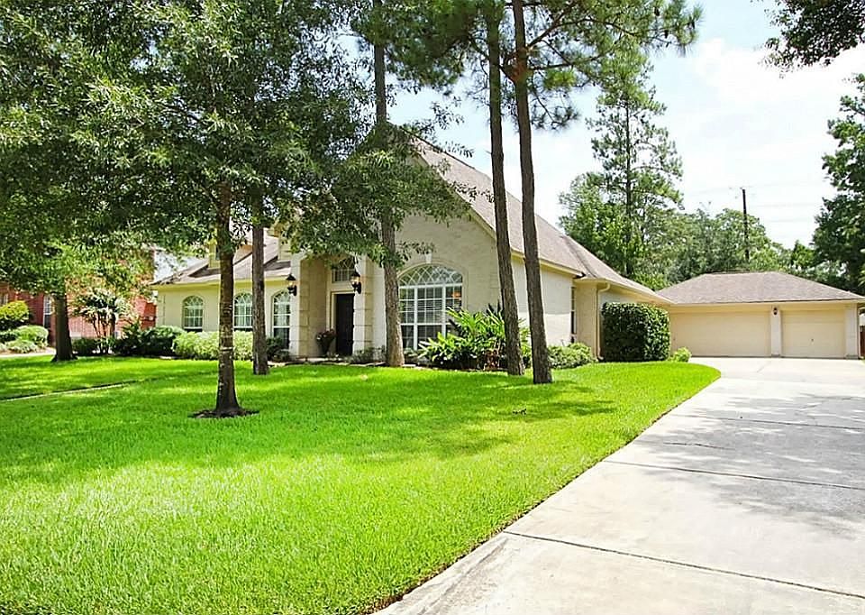 Hard to find one story with a 3 car garage!