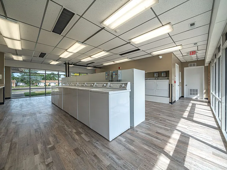 300 E Shelbourne Dr — Photo 11