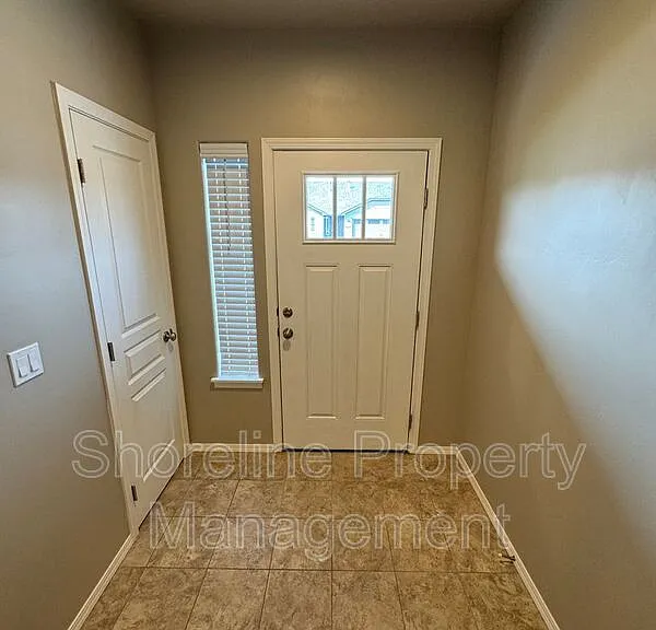 511 Diamond Lake St — Photo 3