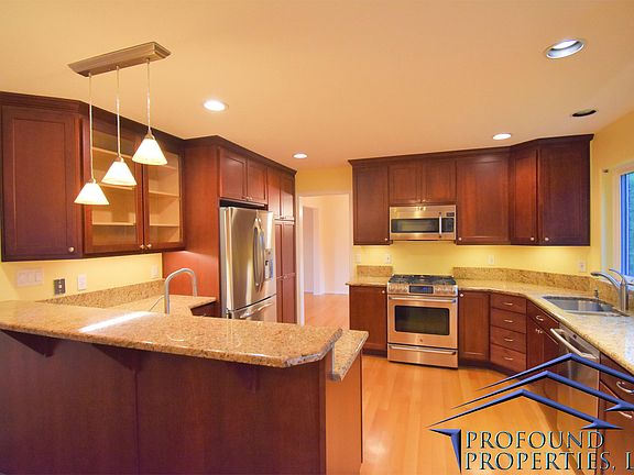 2nd image of 813 NE Eaglenest Ct