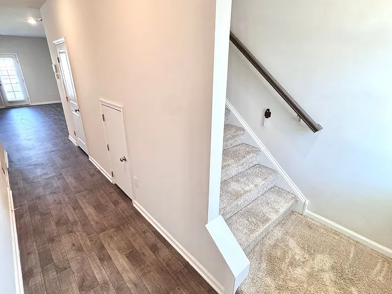 1161 Lova Ln — Photo 2