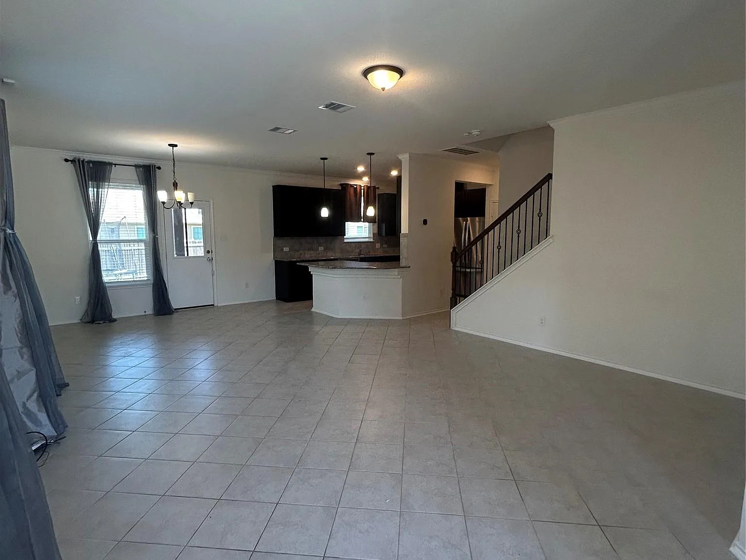 4 bed, 2.5 bath, 1909 sqft, $2,025 — Photo 4