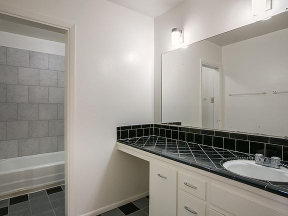 5th image of 1009 Alvarado Dr SE APT 3