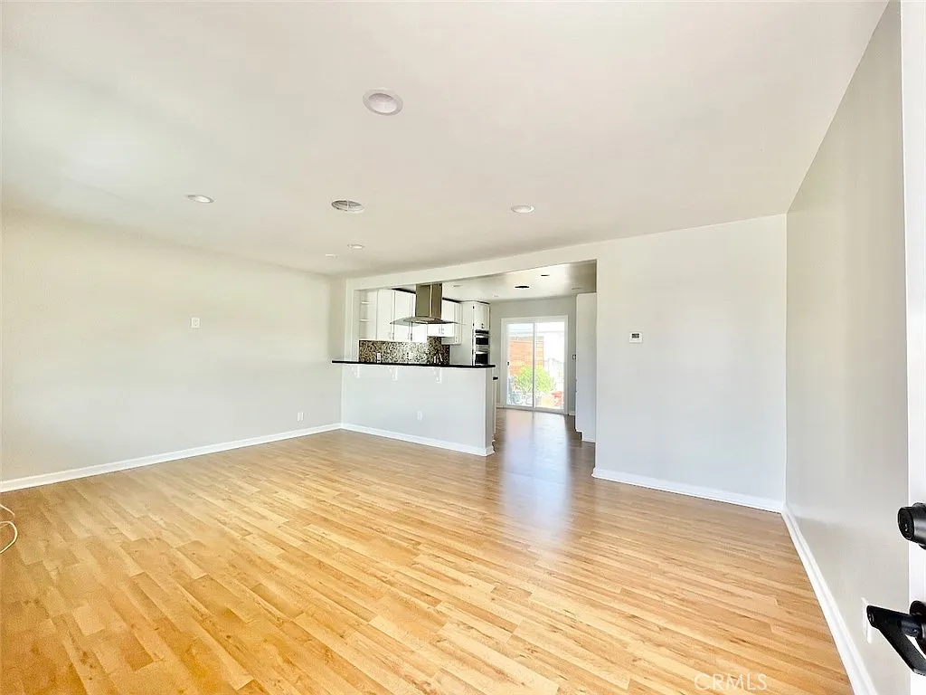 2 bed, 1100 sqft, $3,950 — Photo 2