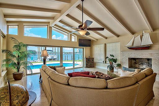 3rd image of 819 Tarpon Dr
