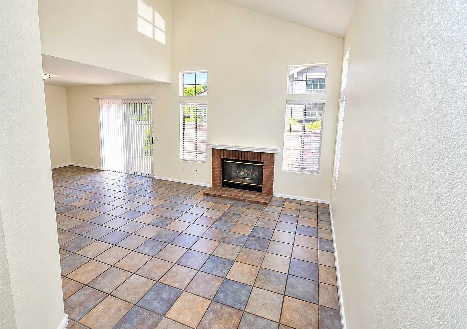 Spacious & Upgraded Tustin Ranch Townhome Private Patio & 2-Car Garage — Photo 4
