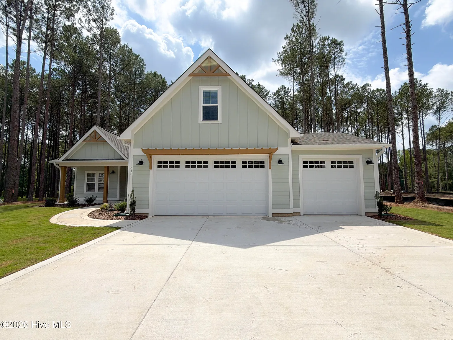 4 bed, 3.5 bath, 2831 sqft, $3,200 — Photo 2
