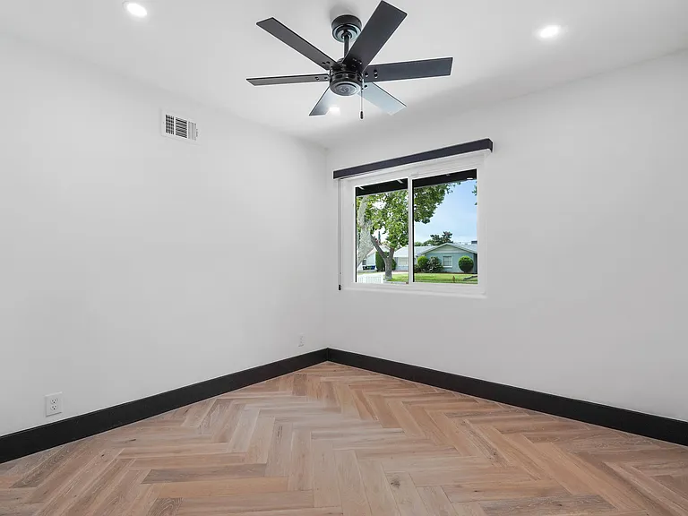 23807 Archwood St — Photo 15