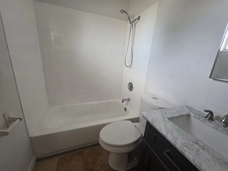 2562 Traction Ave — Photo 8